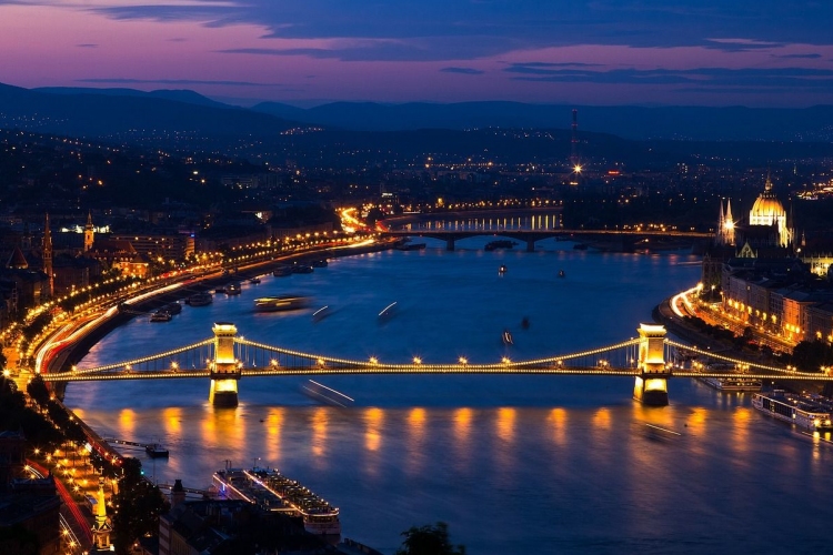 Megvannak az élet újraindításának feltételei, Budapesten hétfőtől enyhíthetnek