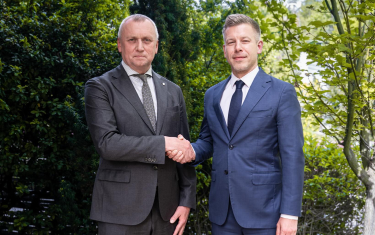 Találkozót kezdeményez az ukrán elnökkel Magyar Péter