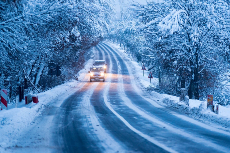 Hóviharok okoznak fennakadást a közlekedésben Románia hegyvidéki részén