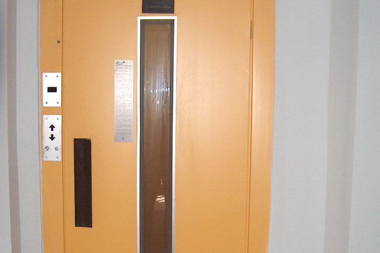 Liftaknába sétált egy férfi Veszprémben