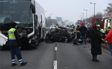 Ketten meghaltak egy balesetben a Ferihegyi repülőtérre vezető úton