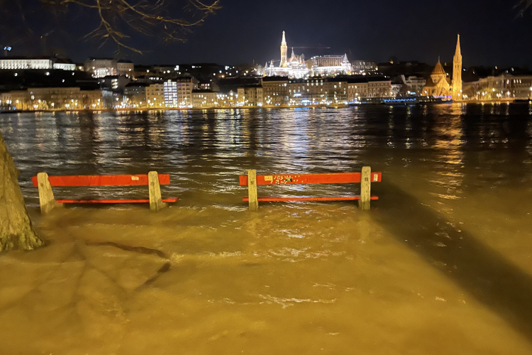 Áradás: Már nincs víz alatt az alsó rakpart a fővárosban